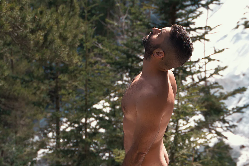 Andrea nudo nella natura