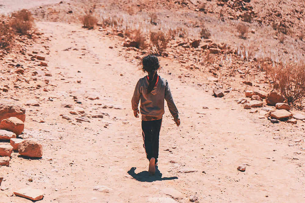 Bambina che cammina nel deserto di Petra