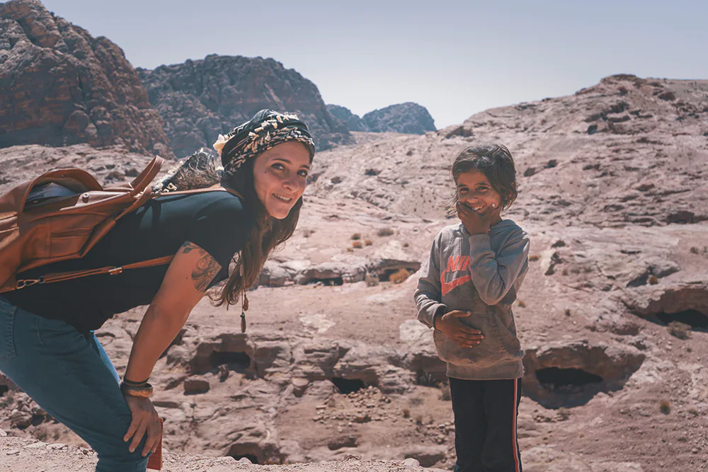 Ragazzina beduina a Petra con Loretta Signore